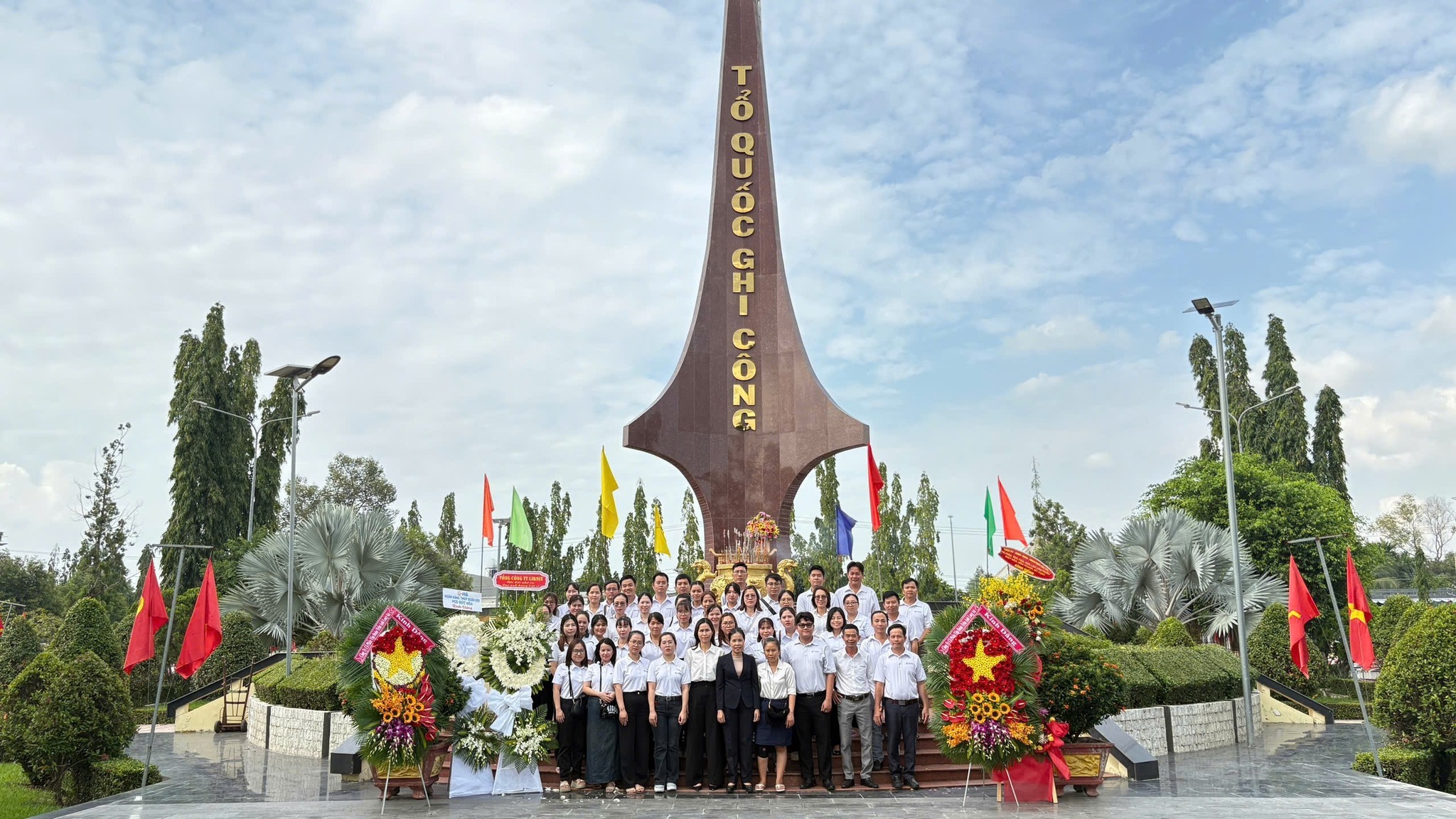 52311427213031 99078478391865 87587504700803 03n.jpg